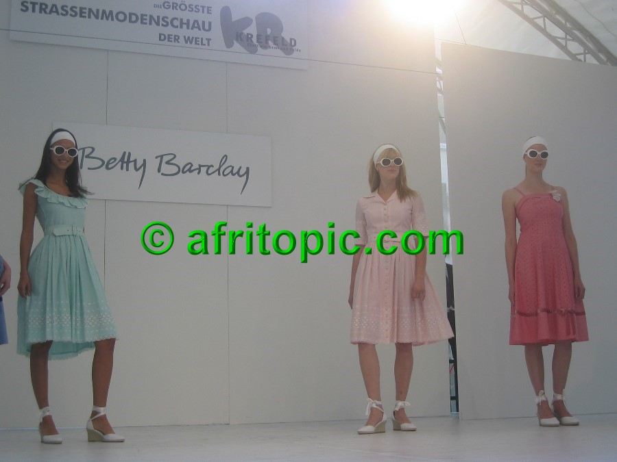 ../Images/Krefeld-Strssenmodenschau-2005 032.jpg